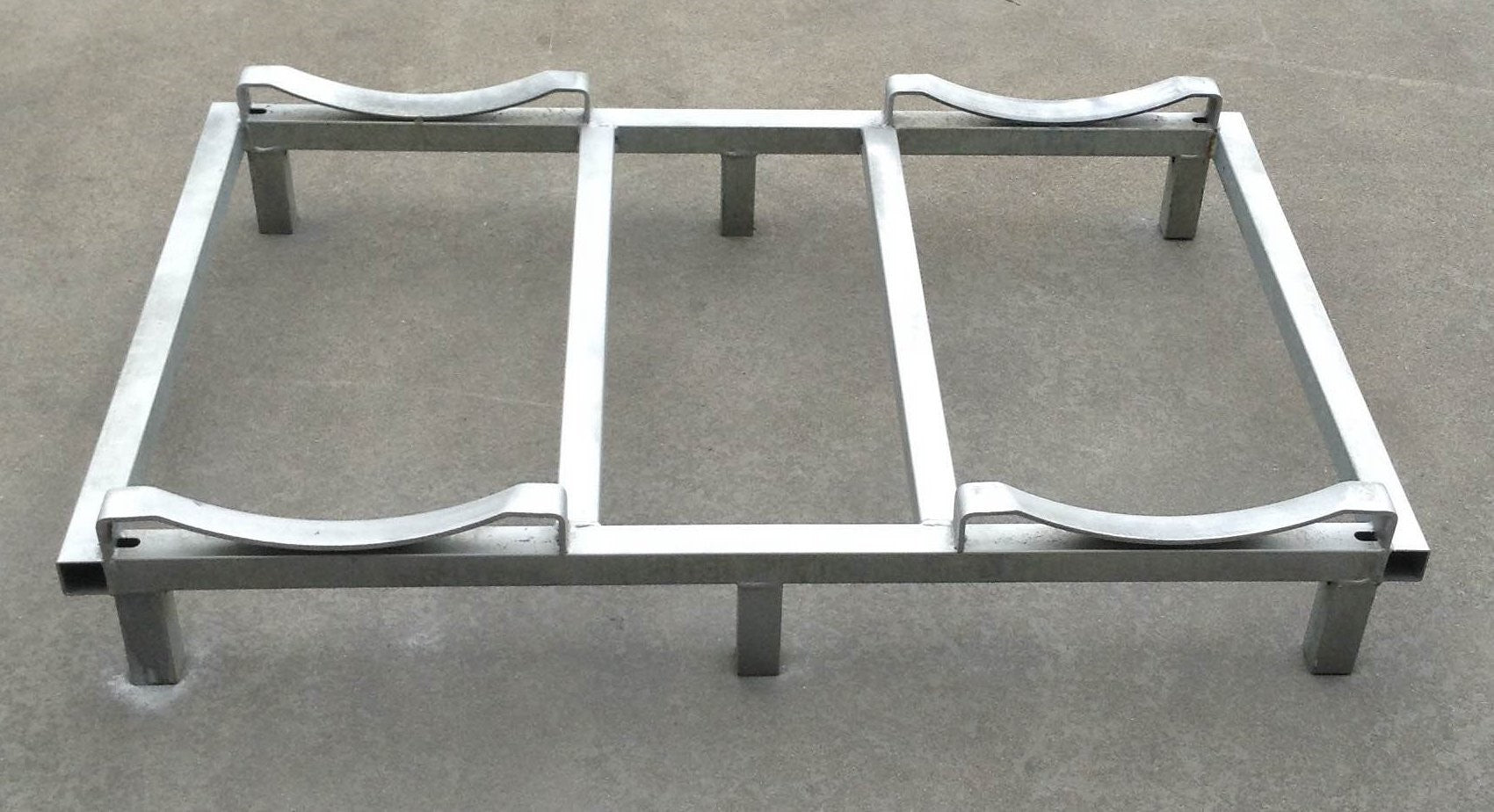 Galvanized iron rack for barriques
